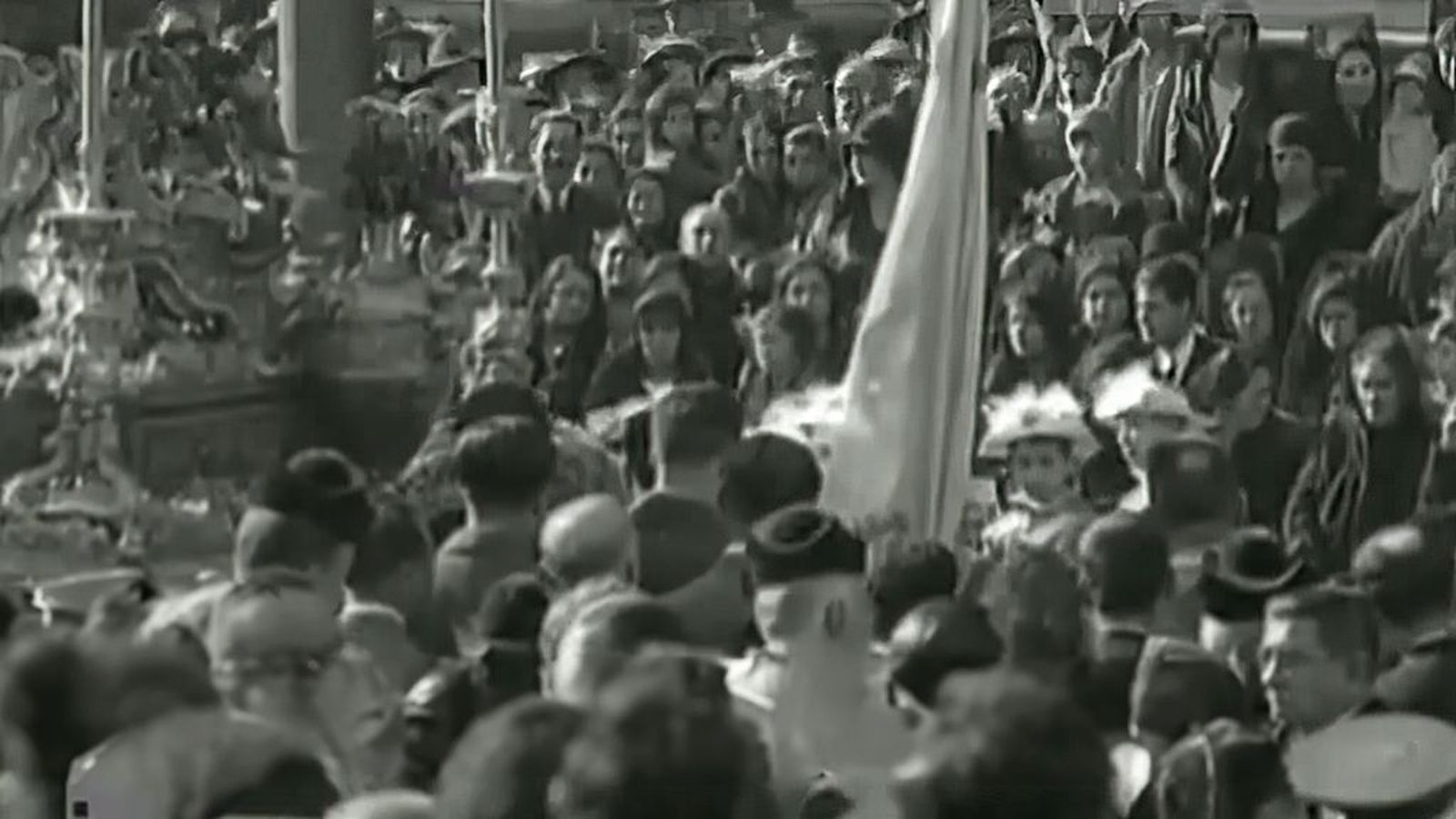 El ayer de los Seises en imágenes inéditas de 1930, y su hoy en el Triduo de Carnaval