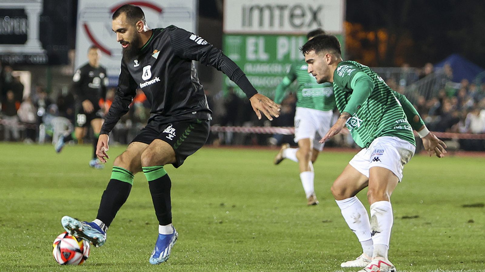 Borja Iglesias rescata al Betis