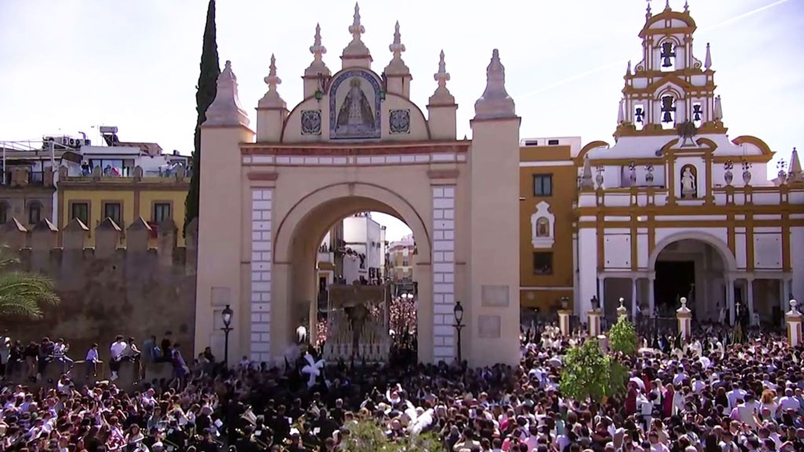 Histórica chicotá de la Macarena que entra de espaldas al Arco al son de Campanilleros