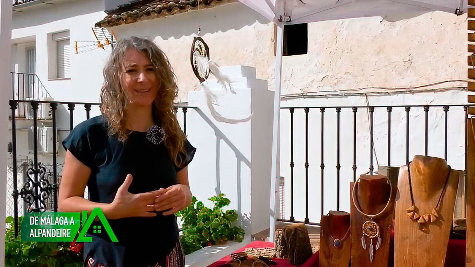 En Alpendeire tiene su propio taller e da clases a los vecinos que trabajan en sus propias joyas y piezas de artesanía