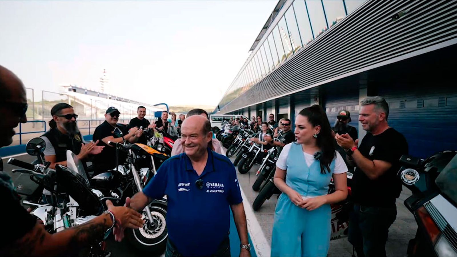 Eduardo, el motero que montó un taller en el salón de la casa de sus padres