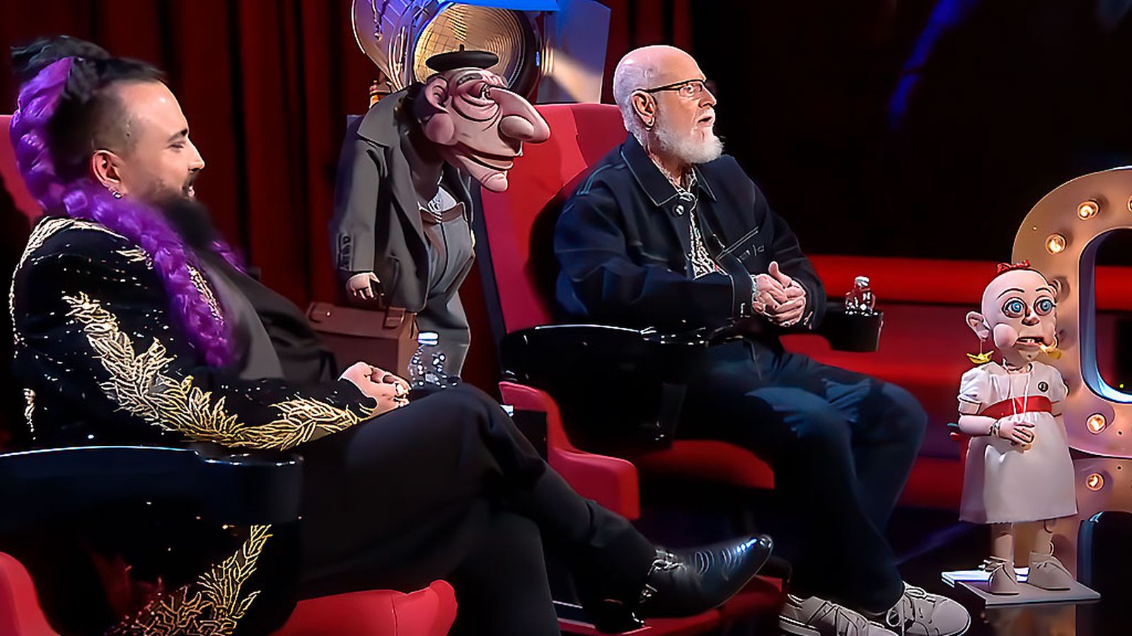 'A través del espejo negro', el documental de las marionetas vivas