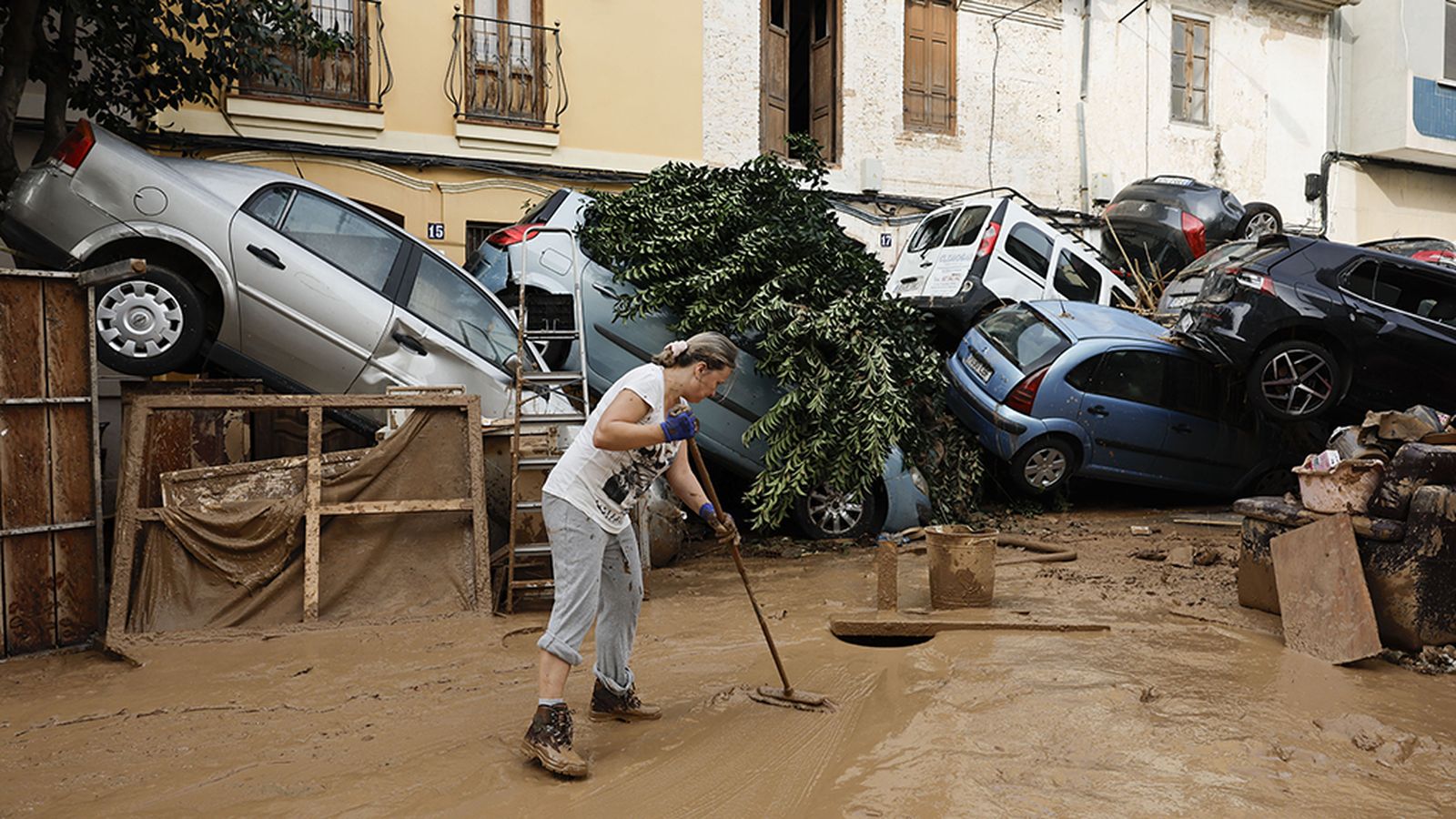 Limpieza y coches en la Dana en Paiporta