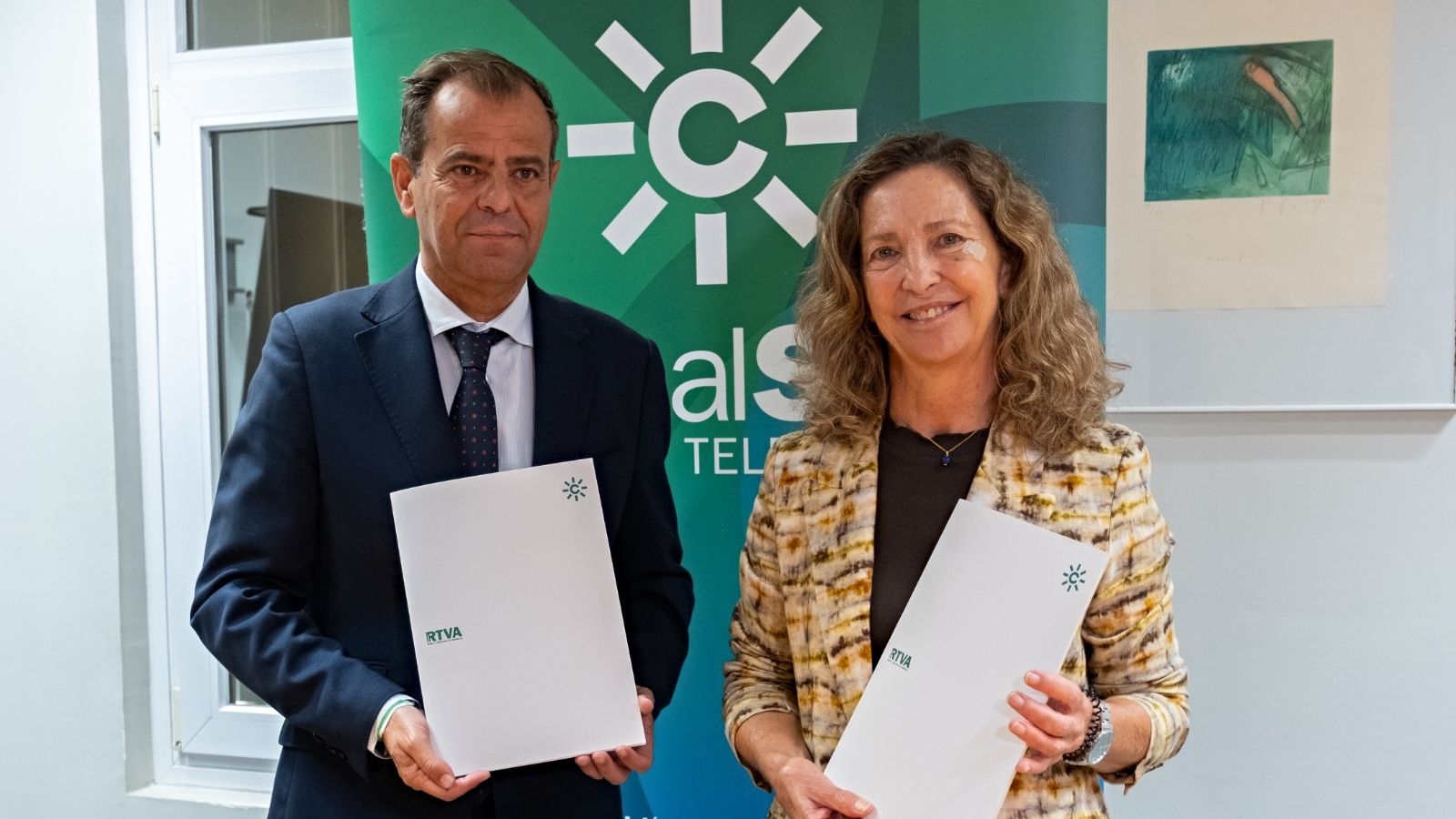 Juande Mellado, director general de RTVA, y Mercedes Molina, presidenta de Autismo Sevilla.