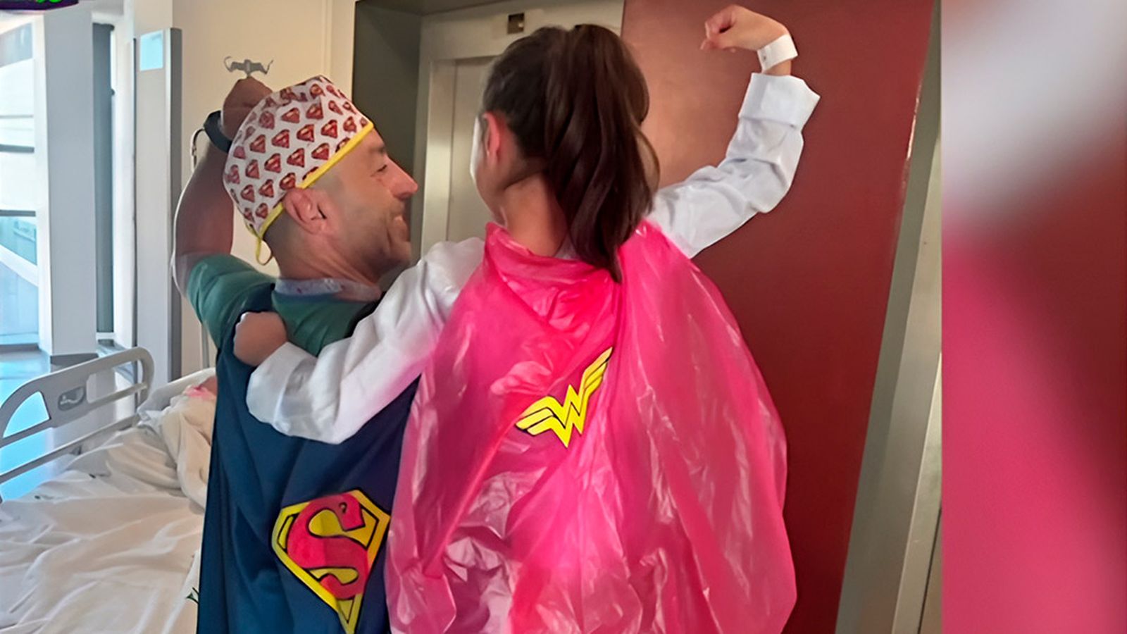 El celador se convierte en superhéroe con capa para llevar a los niños al quirófano