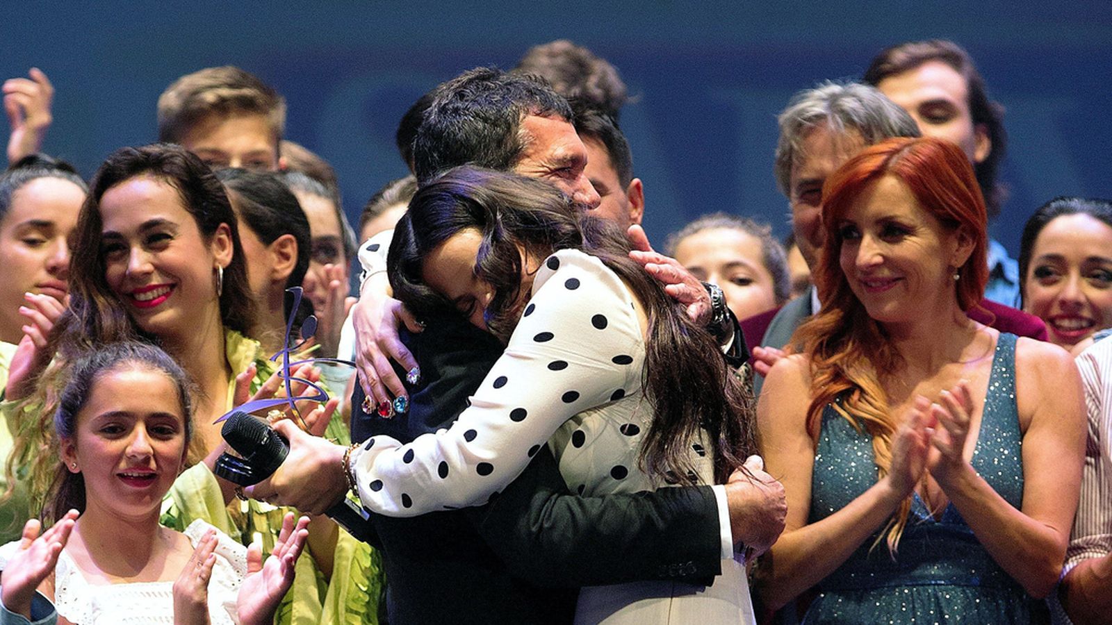 Abrazo Rosalía y Banderas