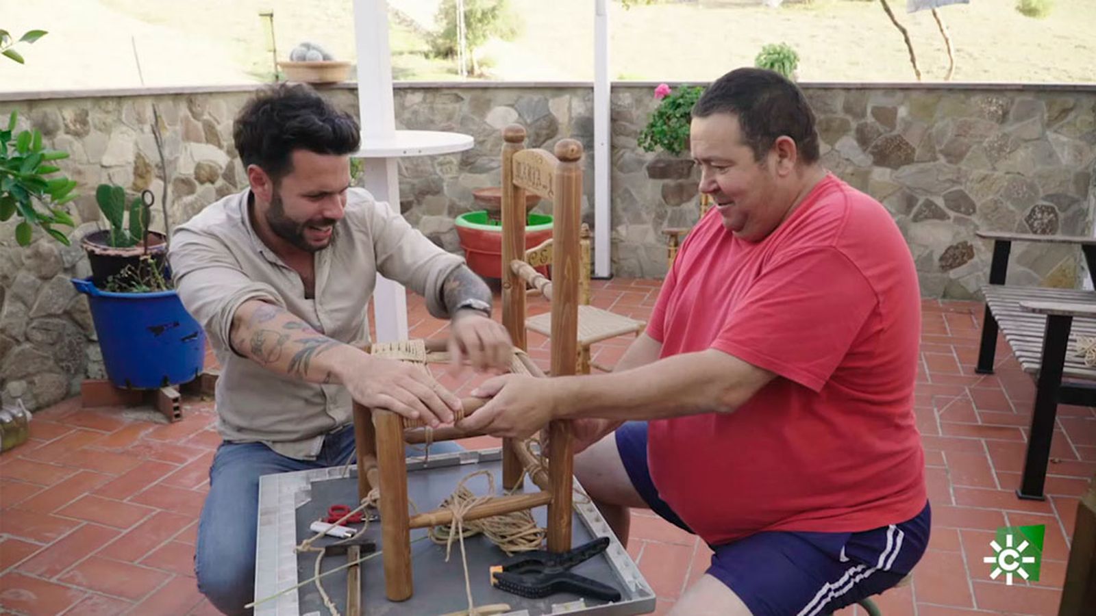 Fabricamos una silla de enea en Algar