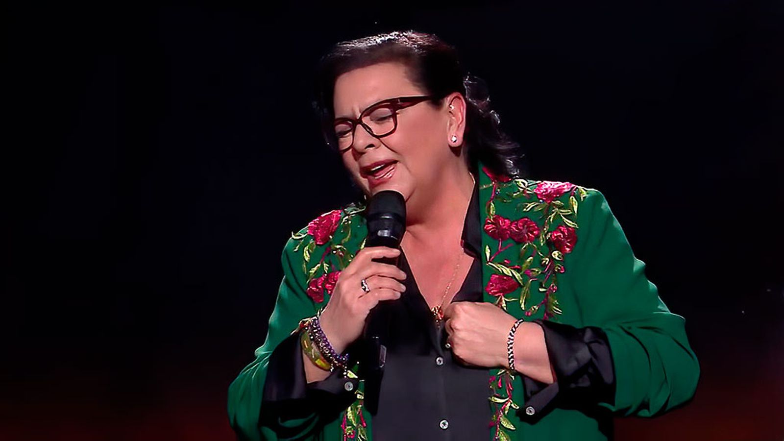 María del Monte anima al público a cantar el himno andaluz