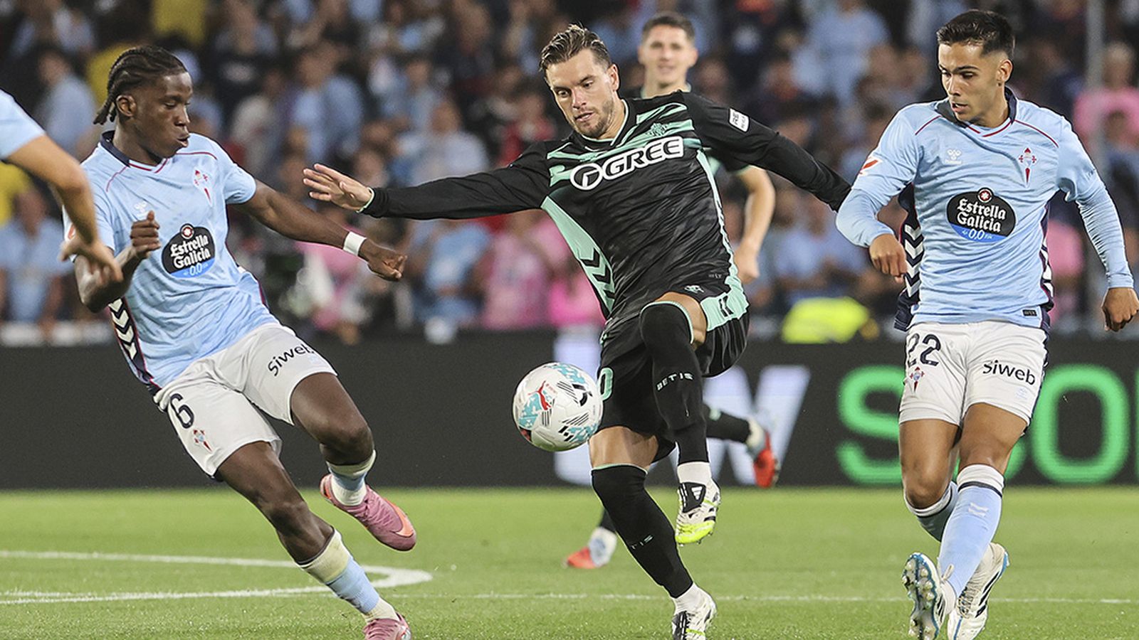 Lo Celso, jugador del Betis, ante el Celta