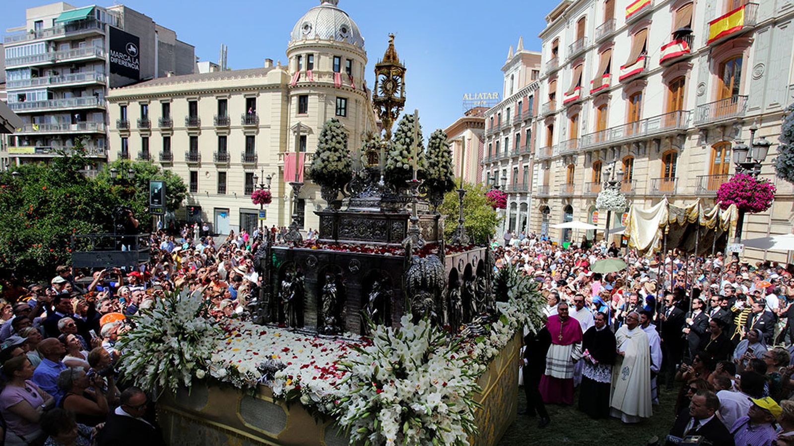 Multitudinaria procesión del Corpus en Granada