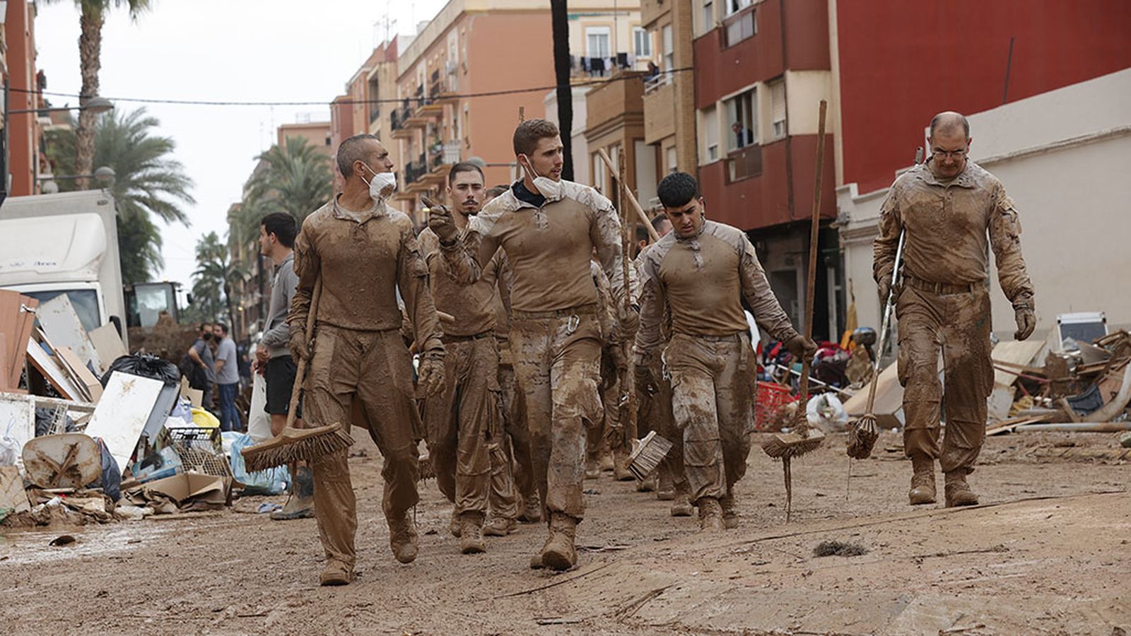 Militares en Paiporta de limpieza por la DANA