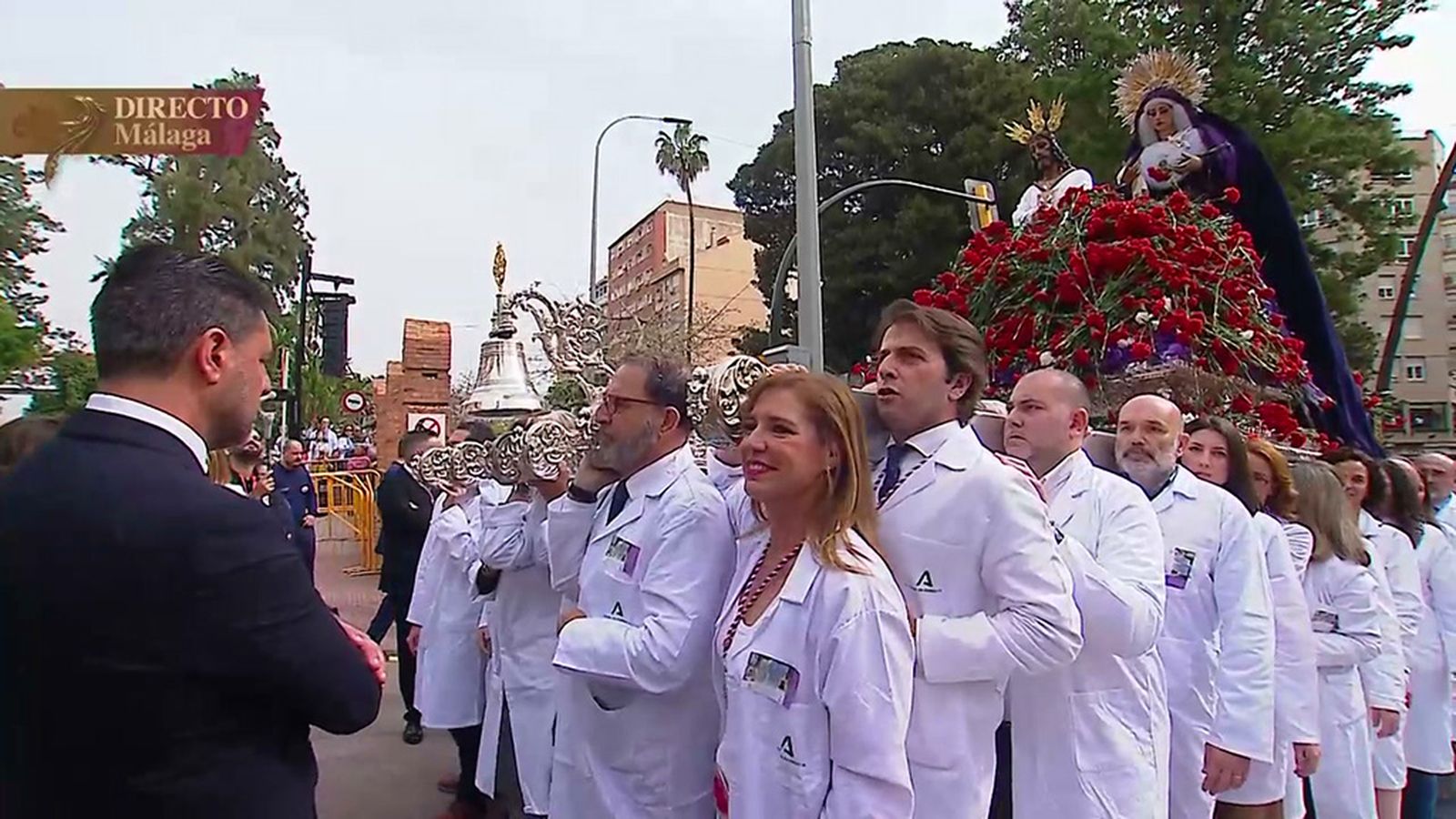 El personal sanitario conduce al Cautivo y la Trinidad en la visita al Hospital Civil de Málaga