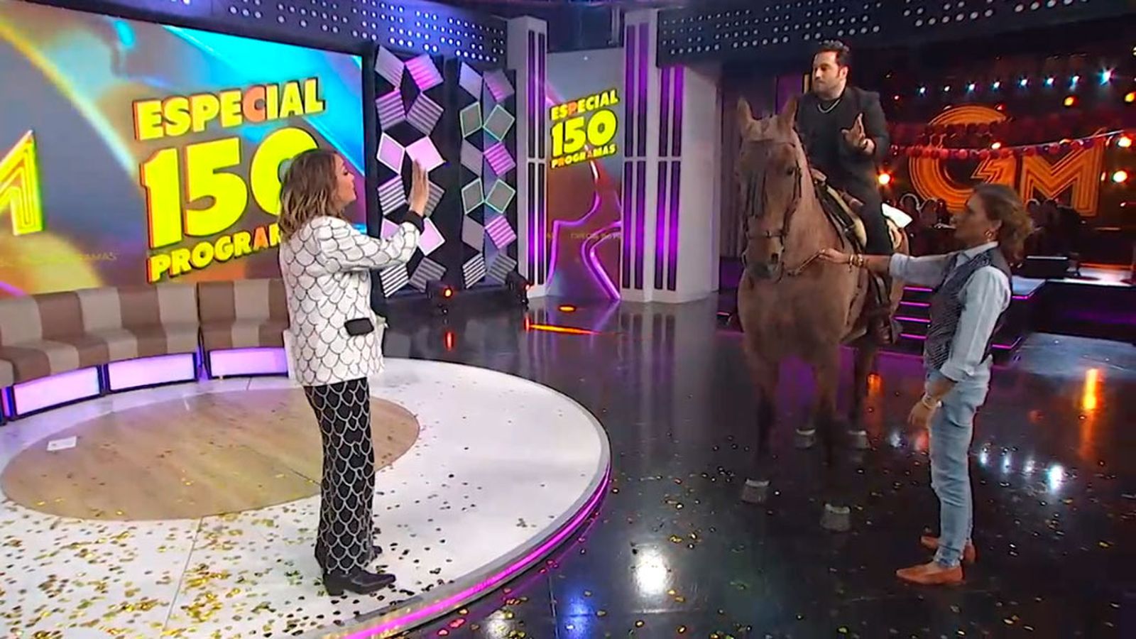 David Bustamante, maestro de ceremonias del especial, a caballo con Marisol Bizcocho