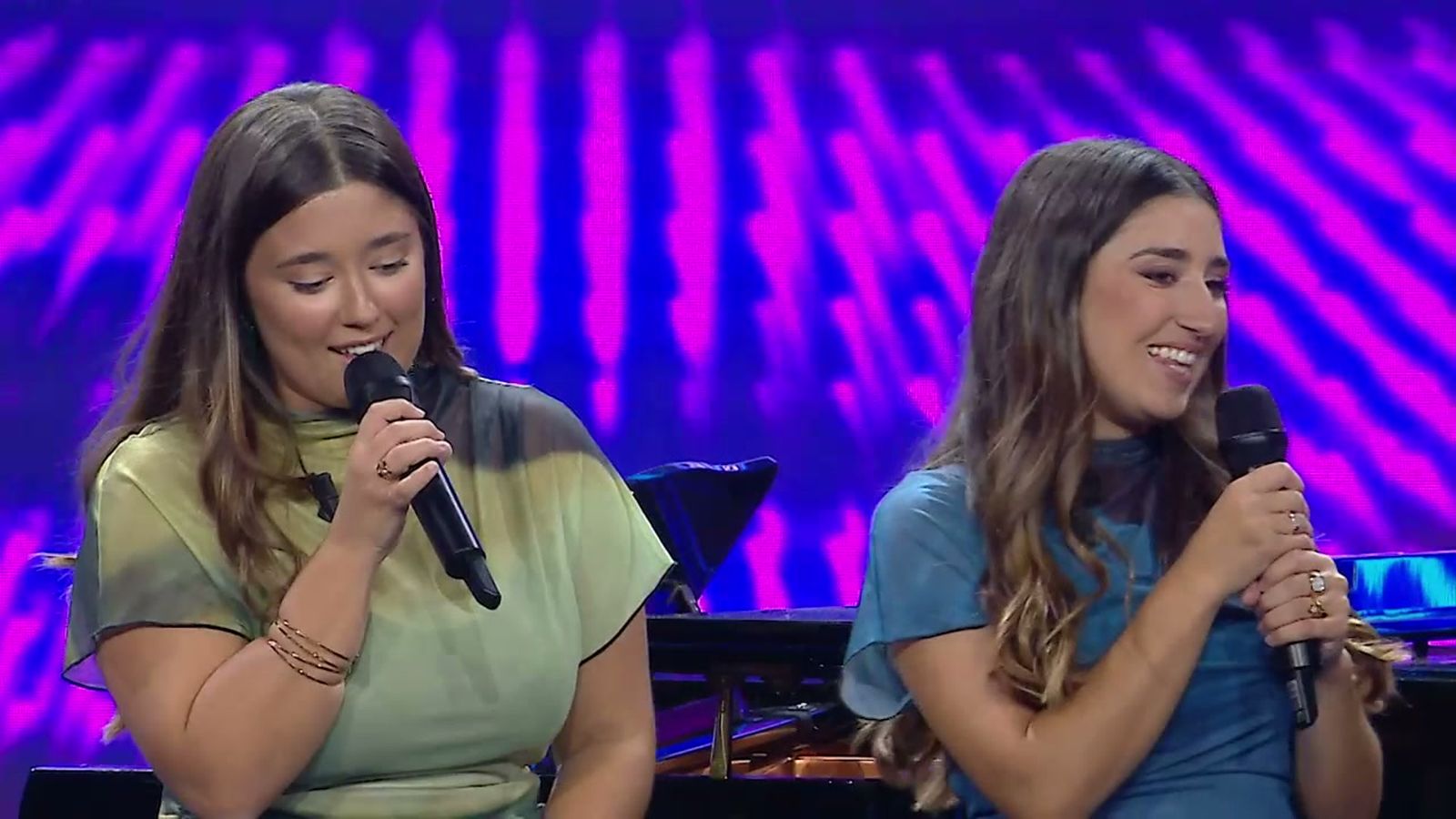 Las hermanas Avilés hacen llorar a Toñi y Encarna con una canción de Los Chichos