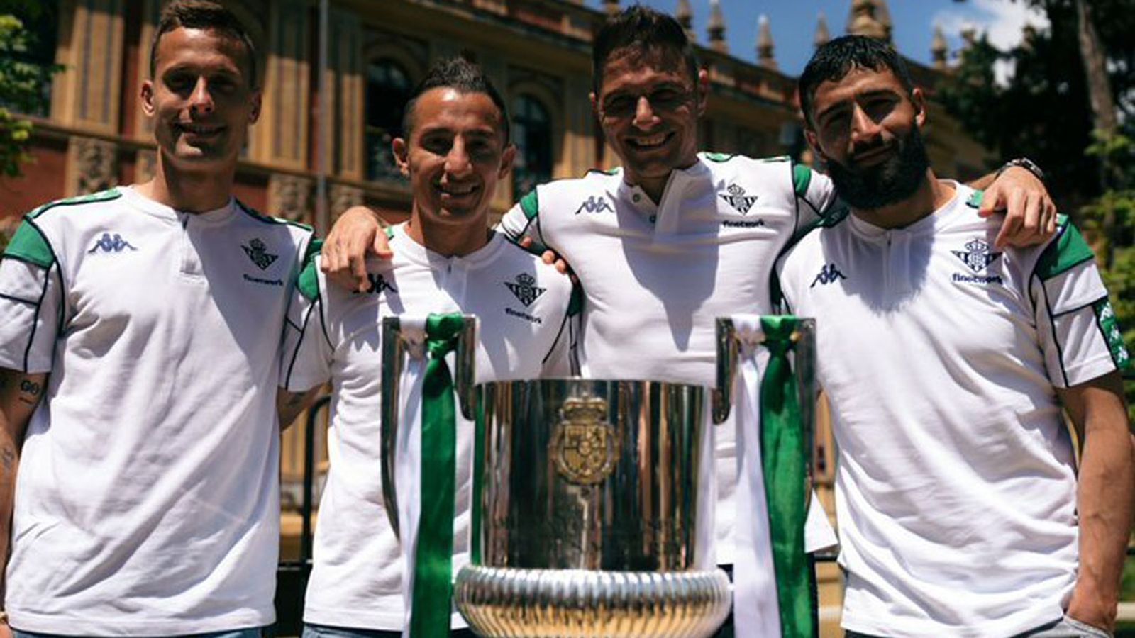 Joaquín, Fekir, Canales y Guardado con la Copa Betis