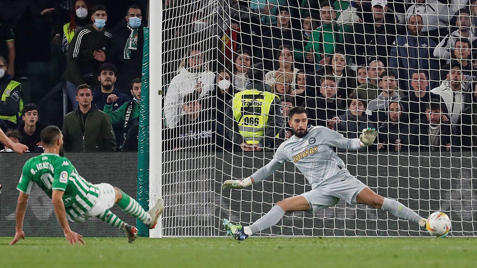 Gol de Borja Iglesias para el Betis