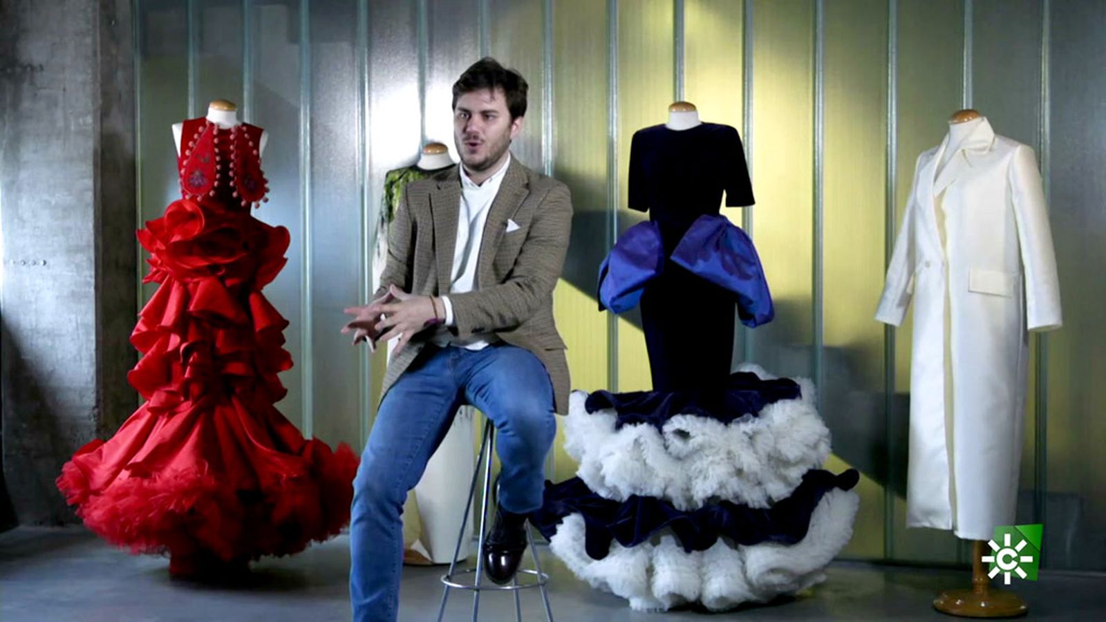 Fran Rivial, un nuevo valor del diseño, pinta a mano sus vestidos de inspiración rural