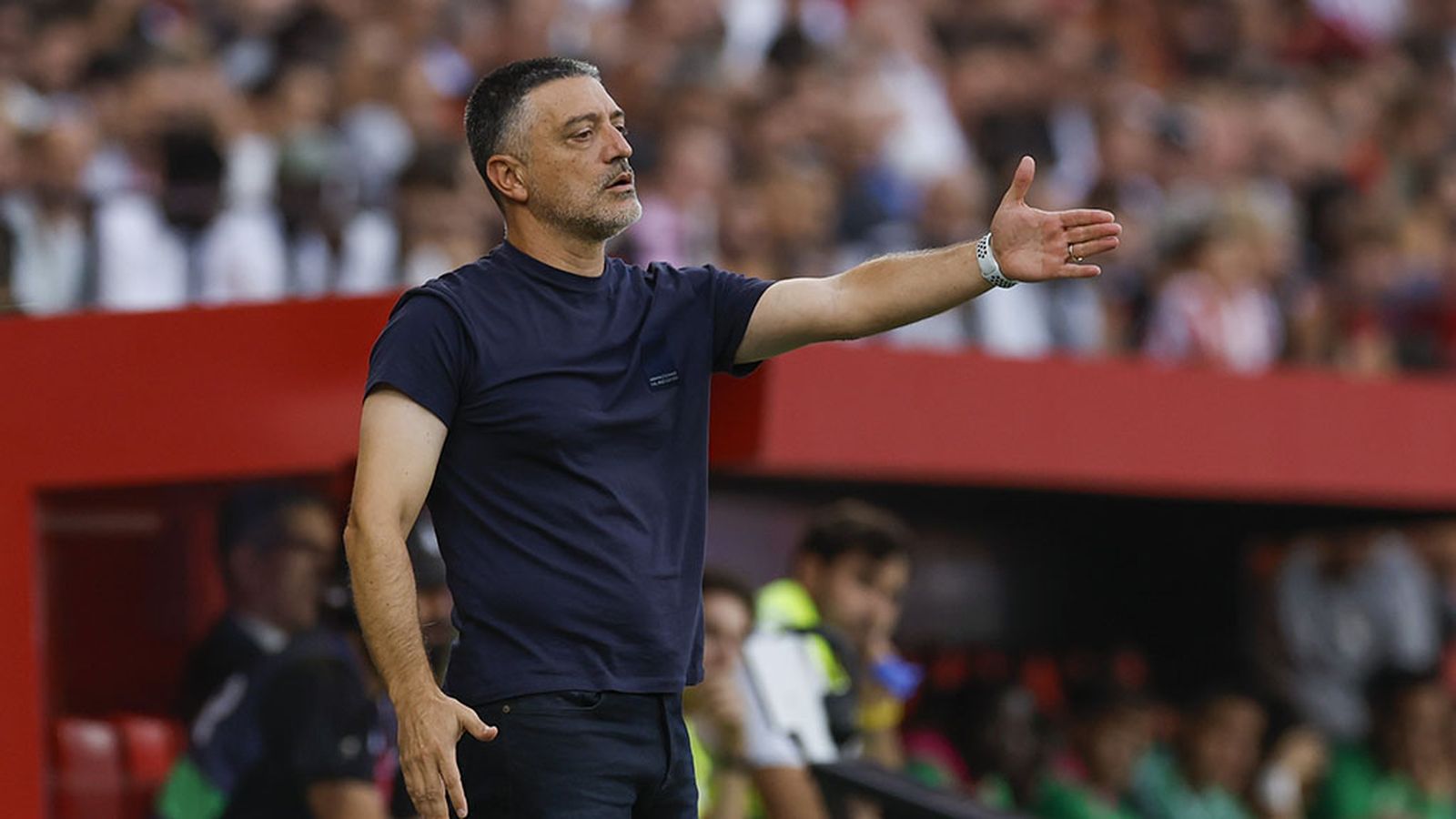 García Pimienta en el derbi con el Betis