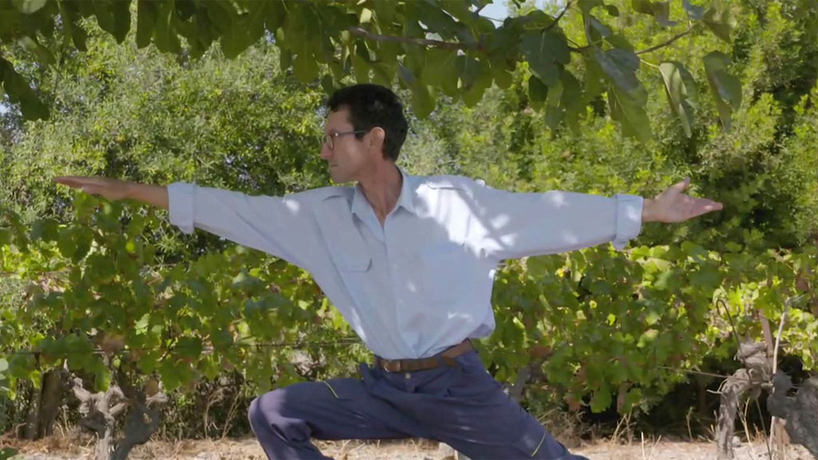 Un feliz viticultor que se mantiene en forma practicando yoga