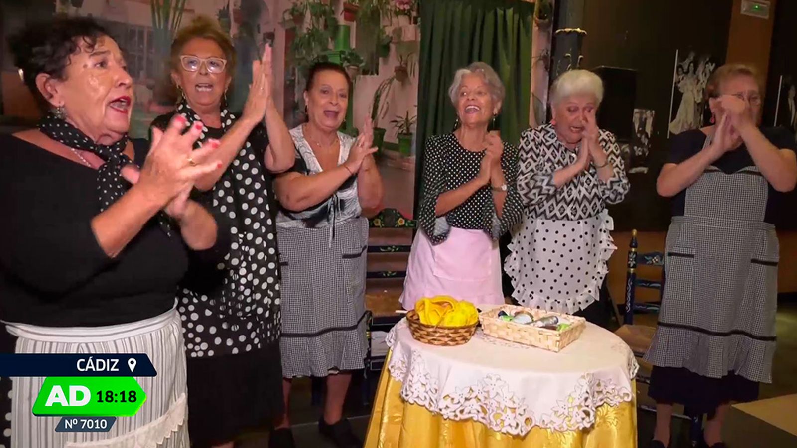 Vecinas del barrio de Santa maría recrean sobre las tablas la vida en los patios