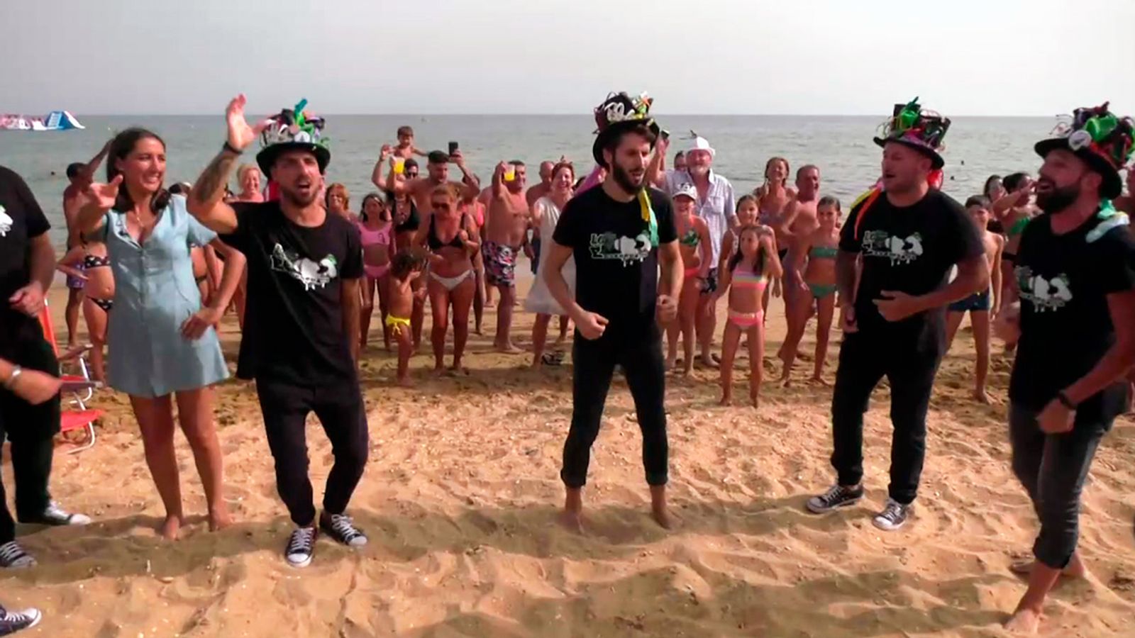 ¿Carnaval en verano? Sí, en la playa de La Antilla con 'Los Envenenaos'