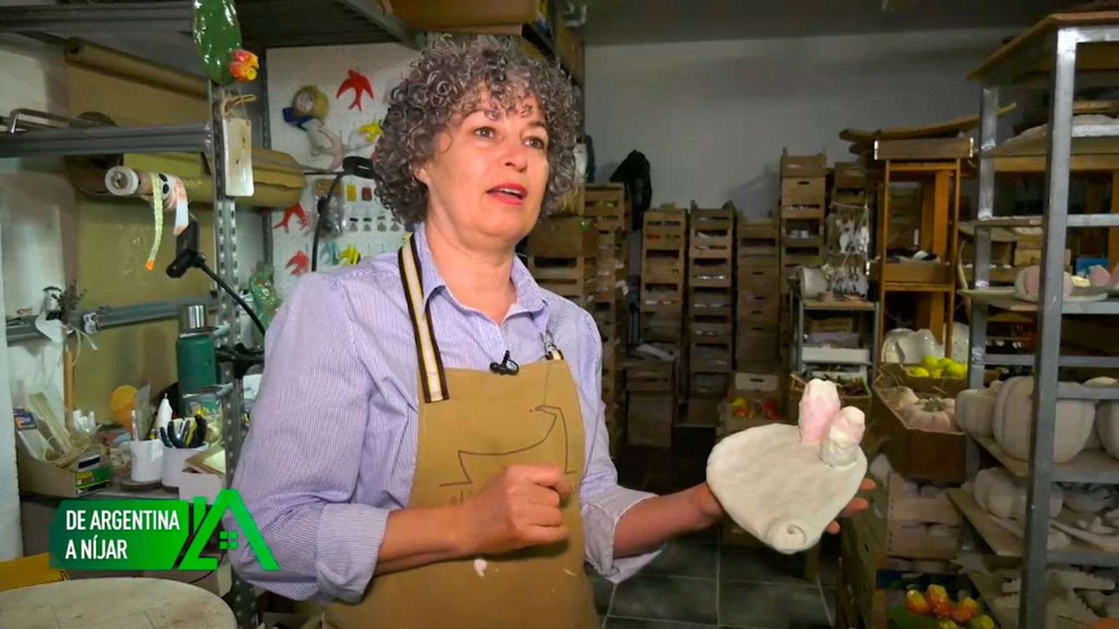 Es argentina pero se mudó a Níjar, la tierra de su abuela, donde ha montado su taller de cerámica