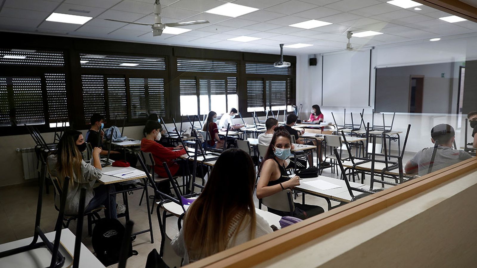 estudiantes mascarillas instituto coronavirus aula clase