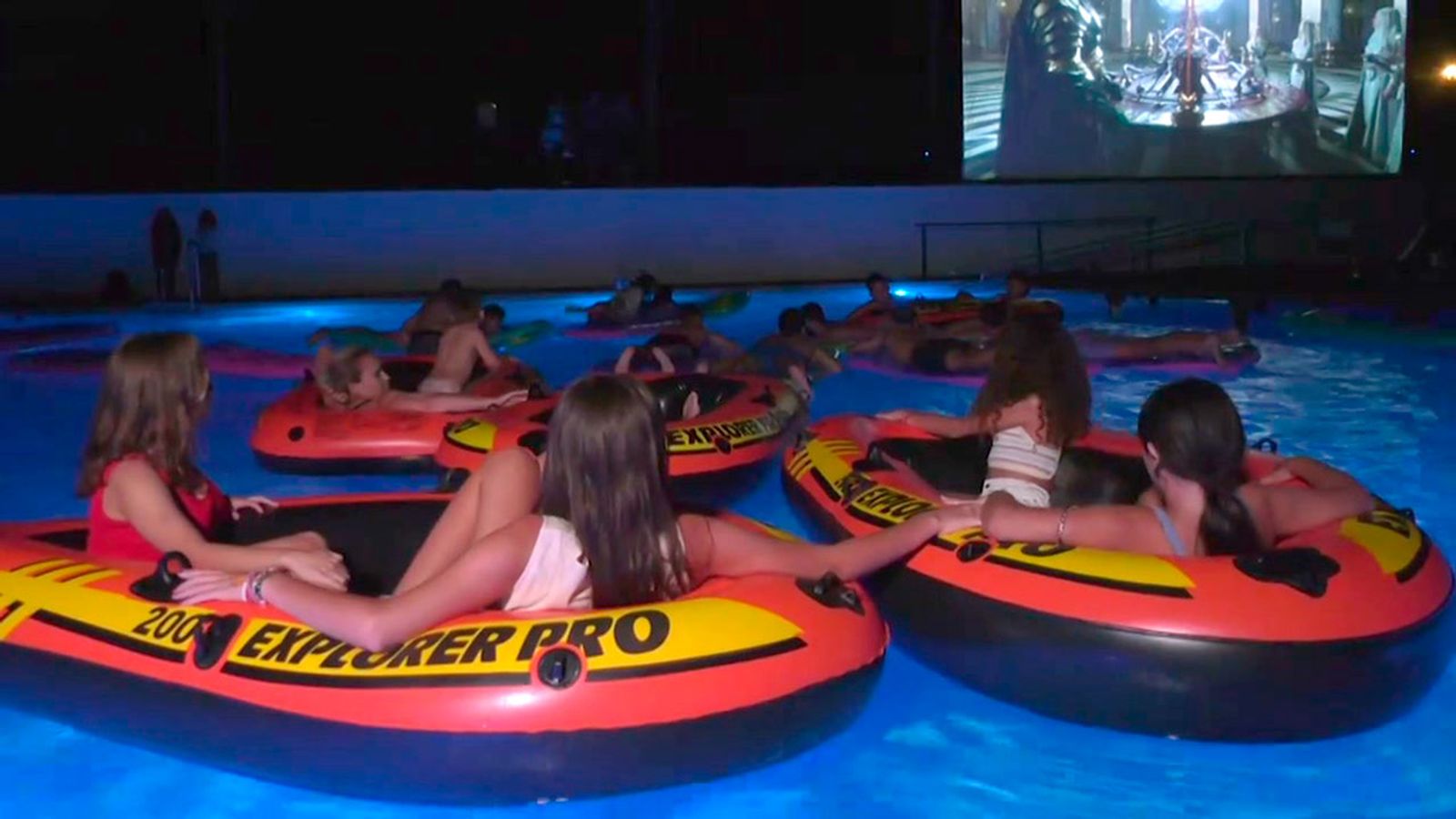 Cine de verano en la piscina más grande de Europa, en Orcera