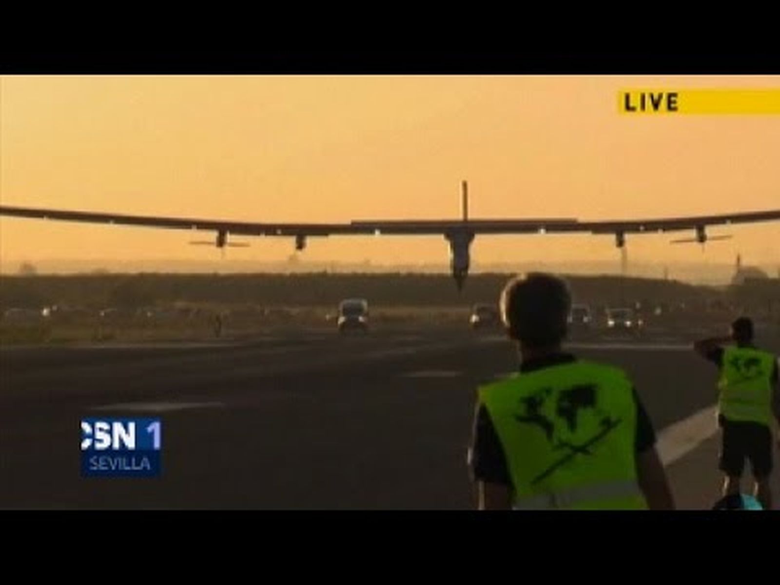 El avión solar "Impulse 2" aterriza en Sevilla