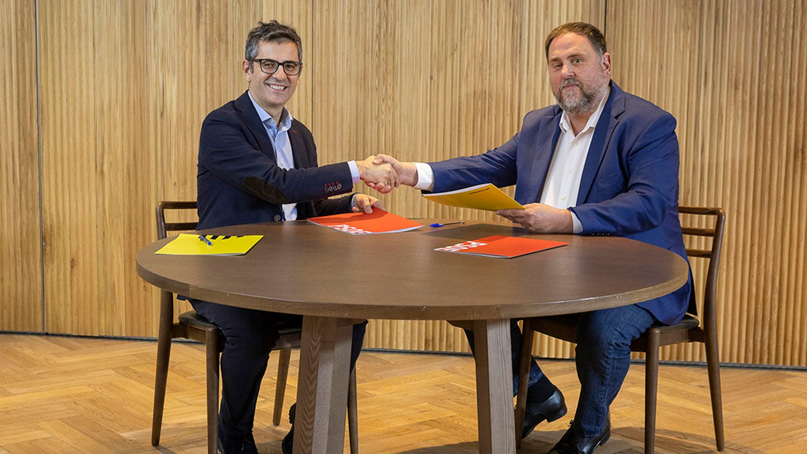 Félix Bolaños y Oriol Junqueras firman el acuerdo para la investidura de Pedro Sánchez