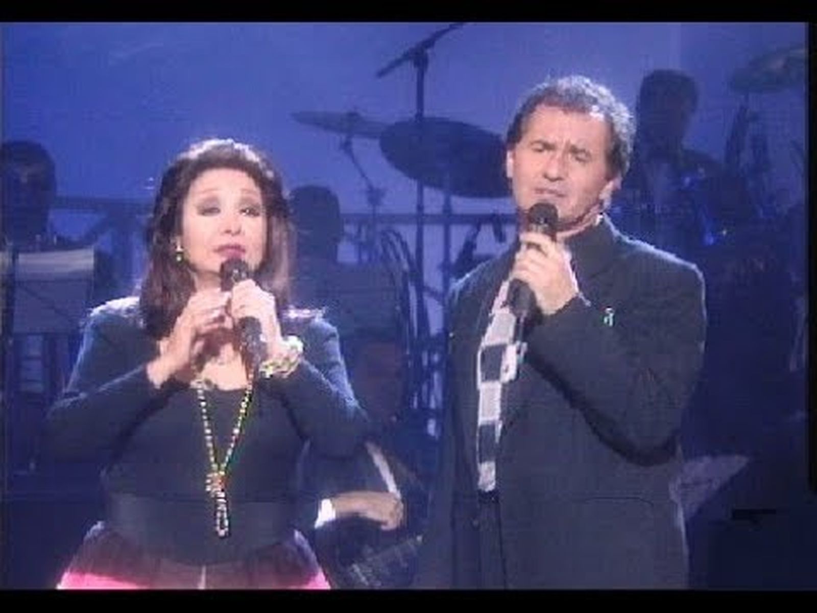 Víctor Manuel canta “Asturias” a dúo con Marifé de Triana
