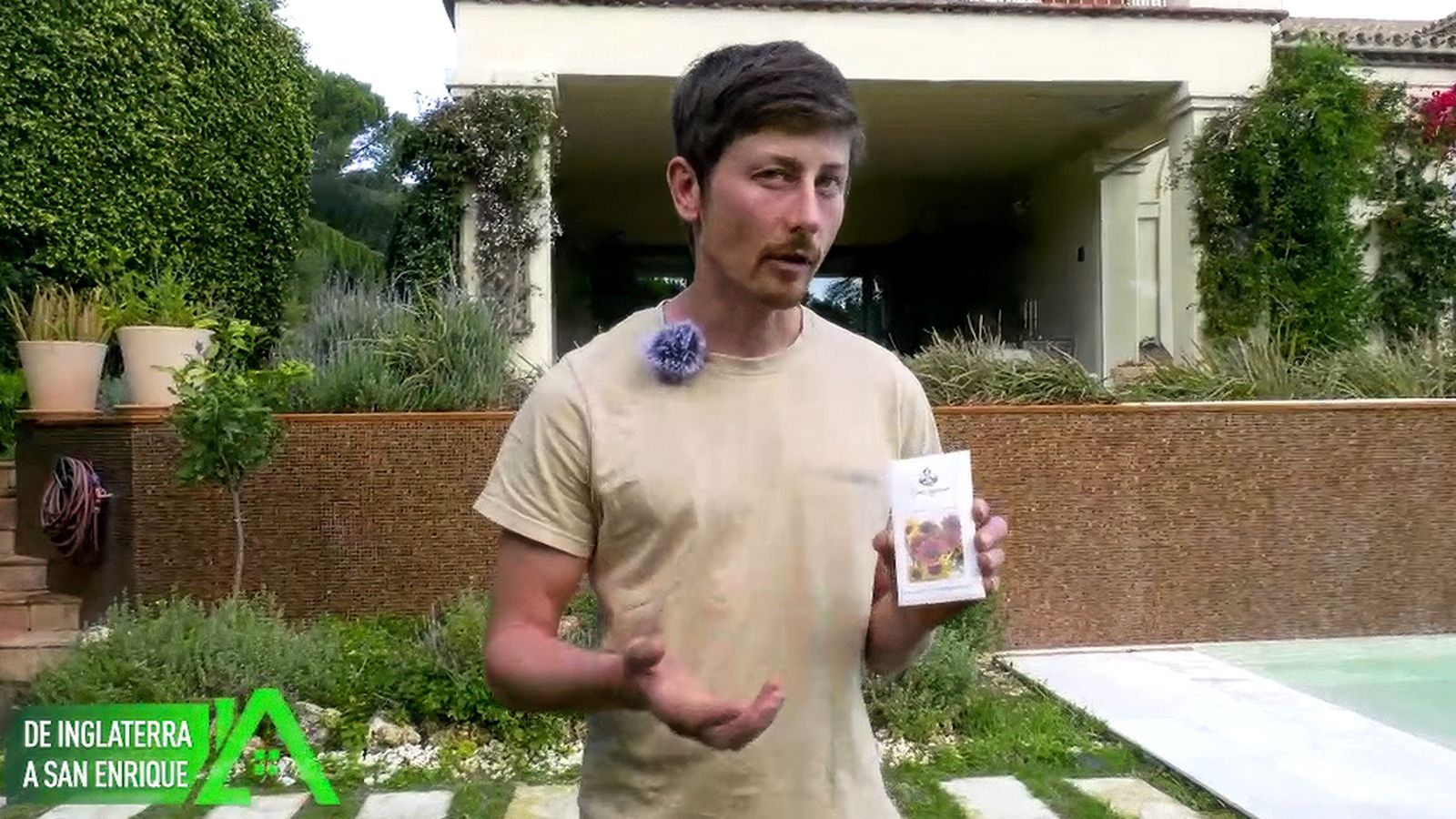 Es inglés pero se trasladó a San Enrique donde tiene una empresa dedicada al paisajismo comestible