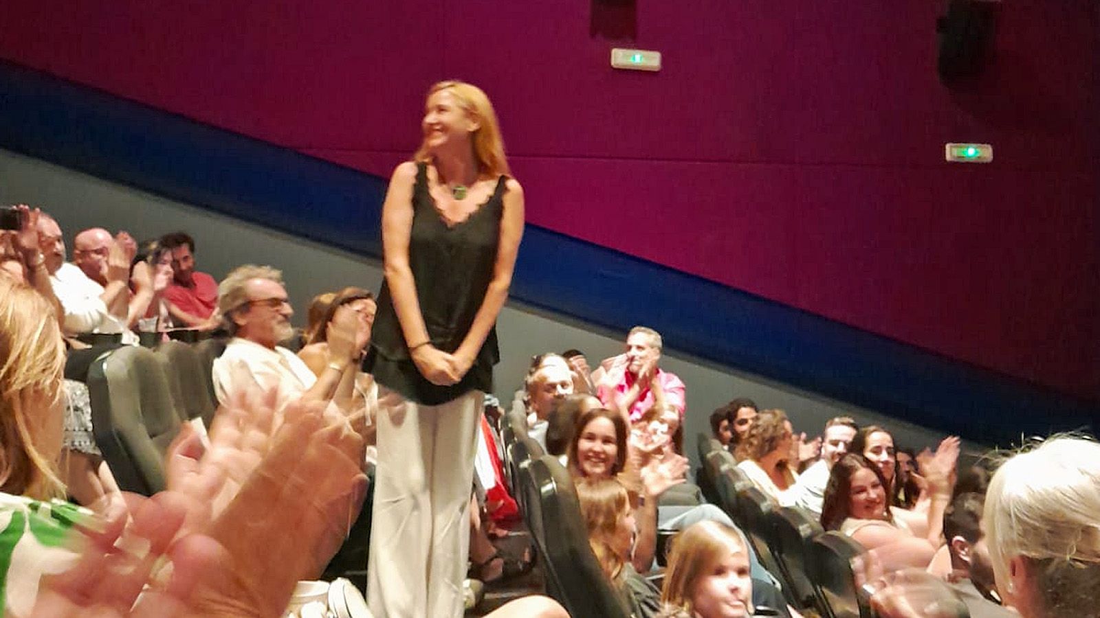 Ana Graciani, directora de la cinta, recibe los aplausos del público congregado en el Odeón