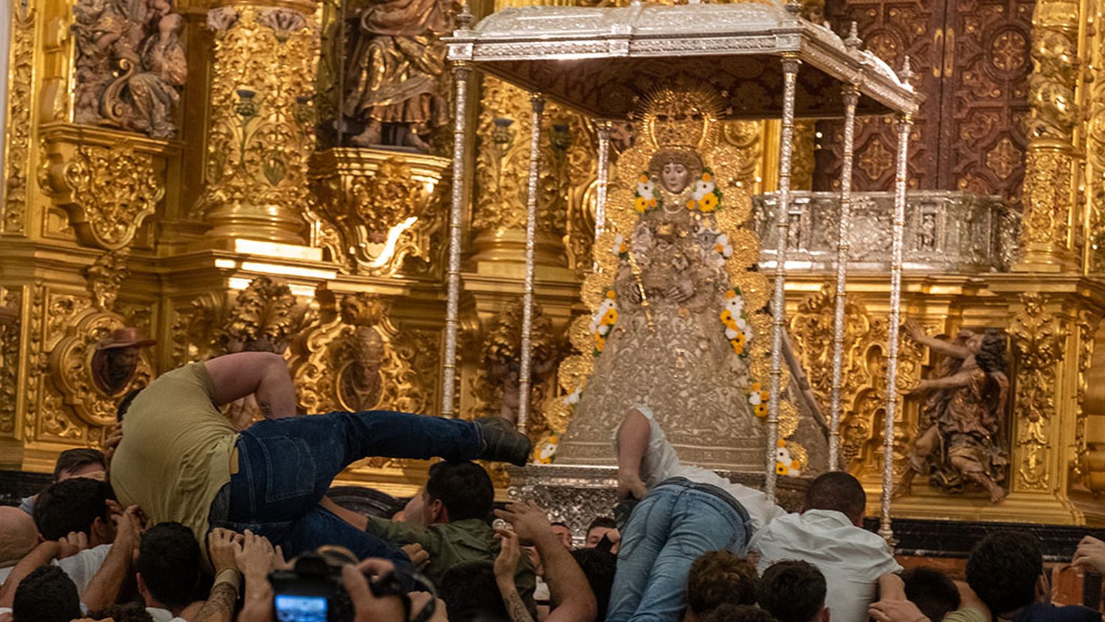 La Virgen del Rocío procesiona tras el salto a la reja