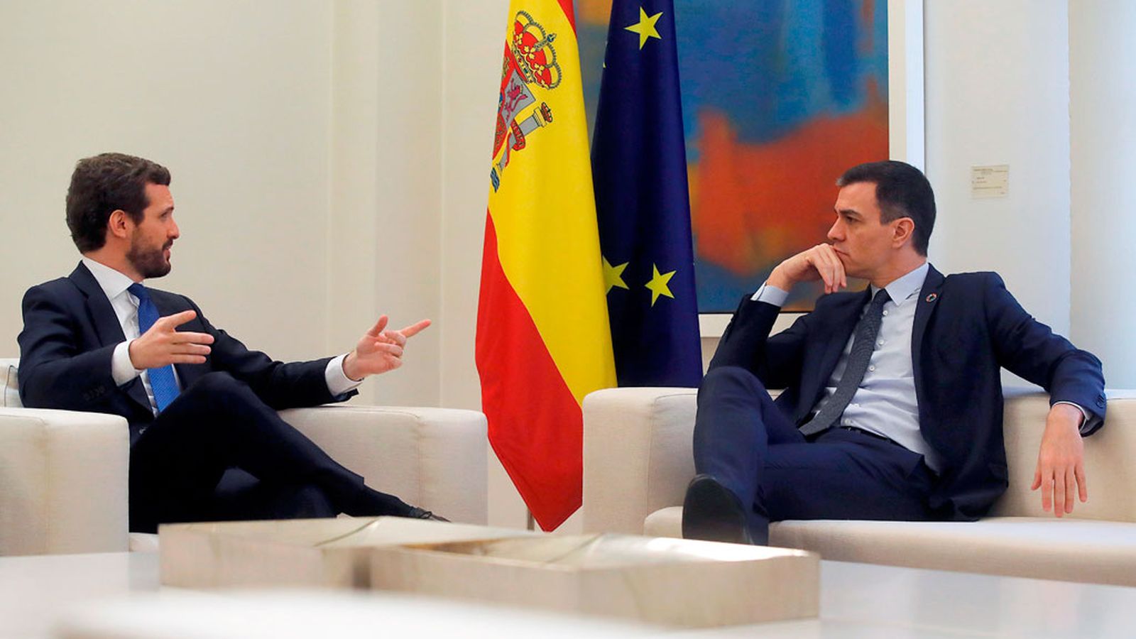 Sánchez y Casado interior Moncloa 17 de febrero