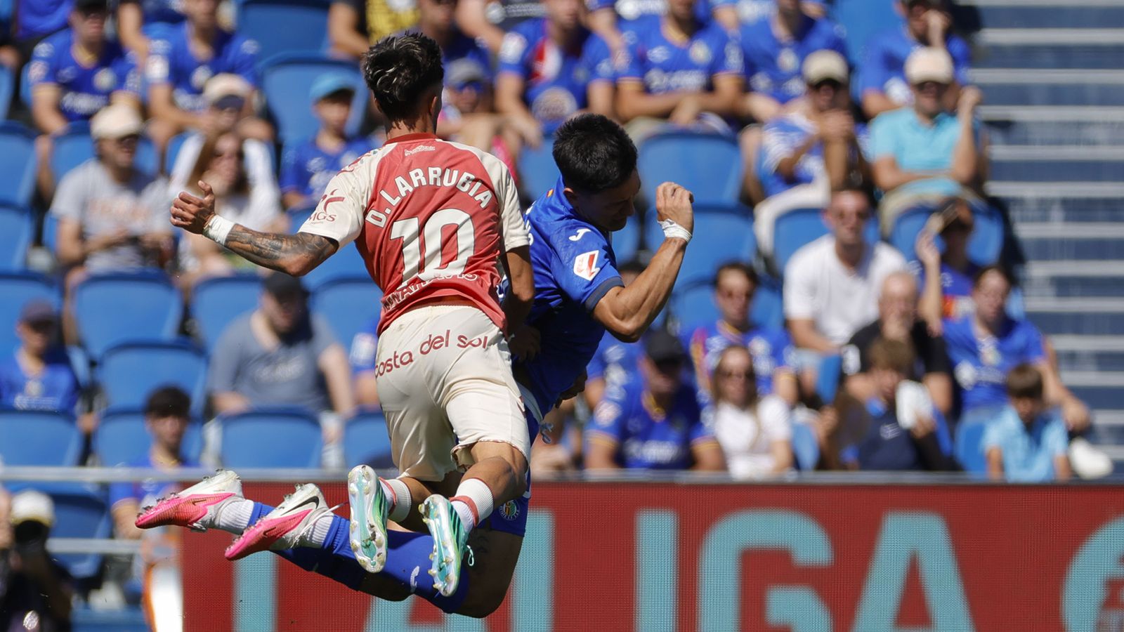 Larrubia en un lance del partido en Getafe, con la nueva camiseta del Málaga.