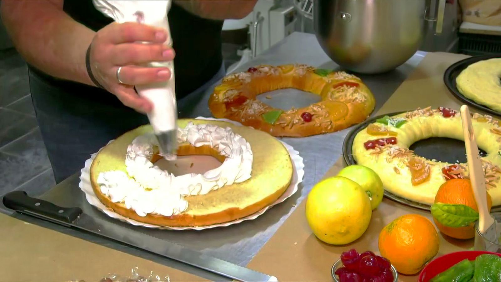 El maestro pastelero de Espartinas que endulza la cabalgata con 600 roscones de Reyes