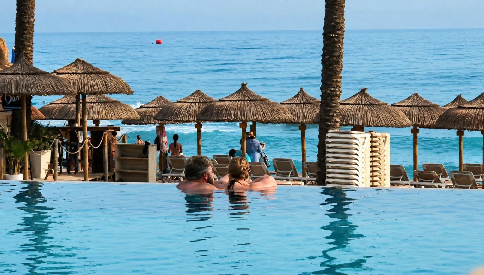 Piscina infinity y camas balinesas frente al Mediterráneo en Marbella