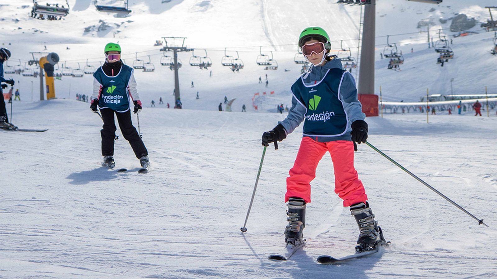 Jóvenes esquiando en Sierra Nevada
