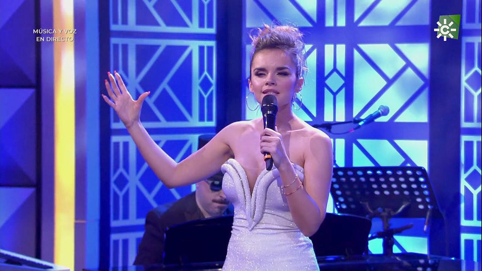 Melody canta en directo Magnetismo