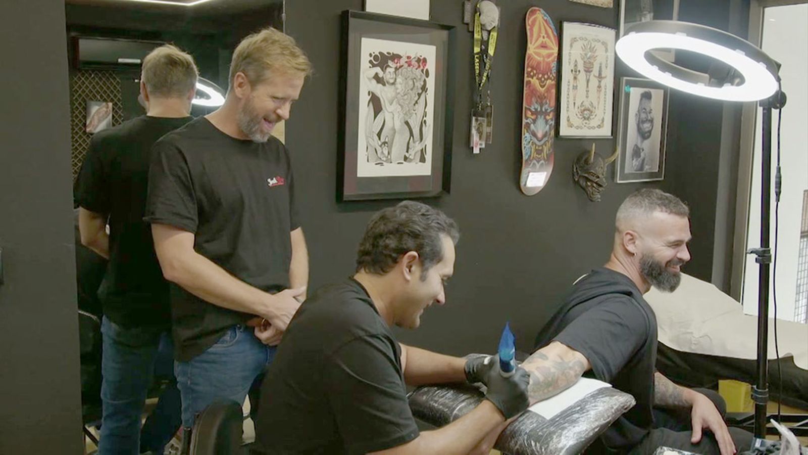 El tatuador de los famosos se somete a sus alumnos