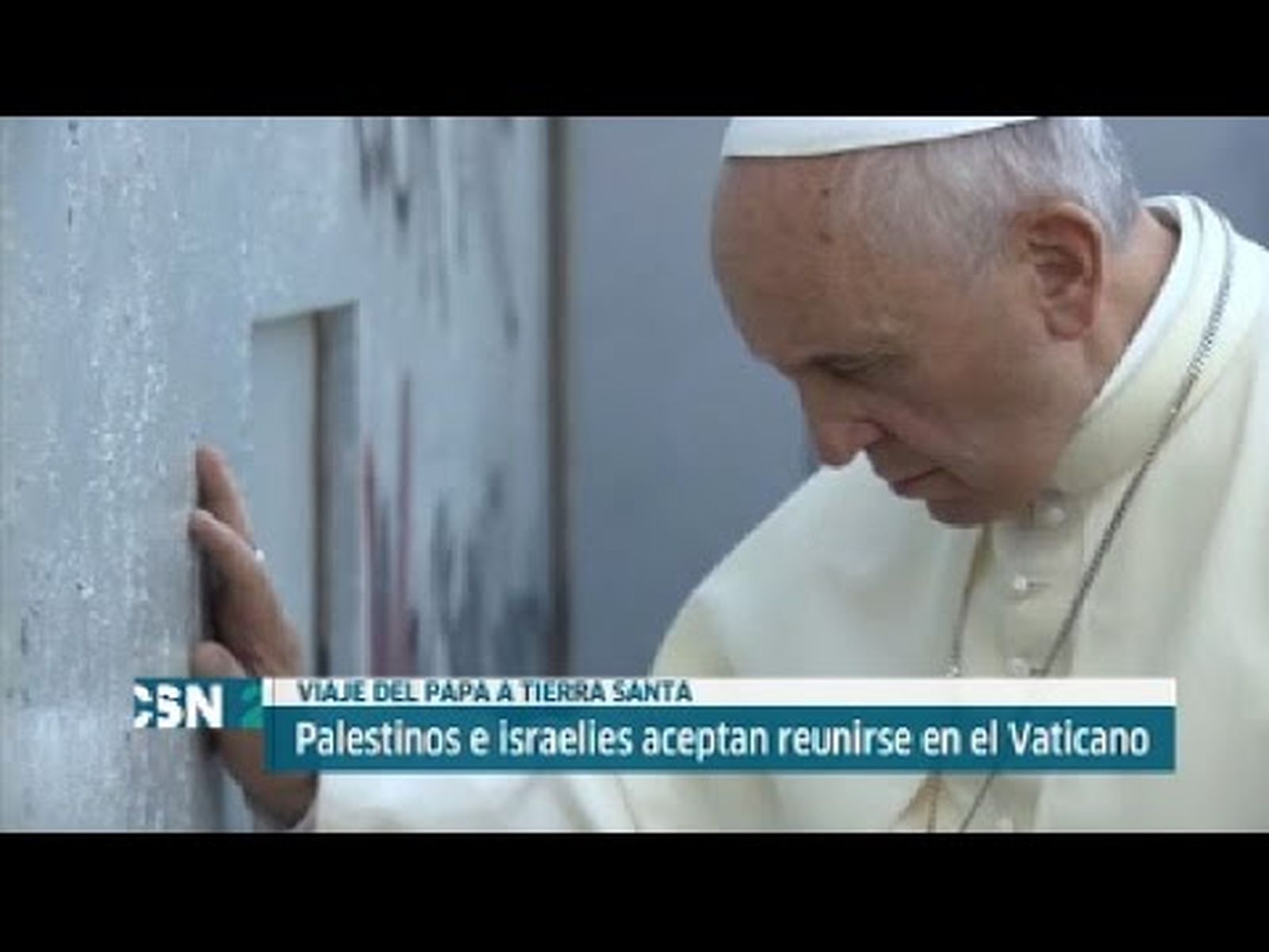 El Papa Francisco reza en el muro que separa Israel de Palestina