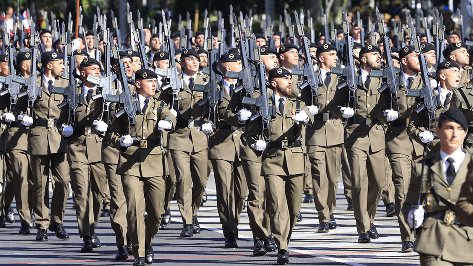Foto militares desfilan el 12 de octubre