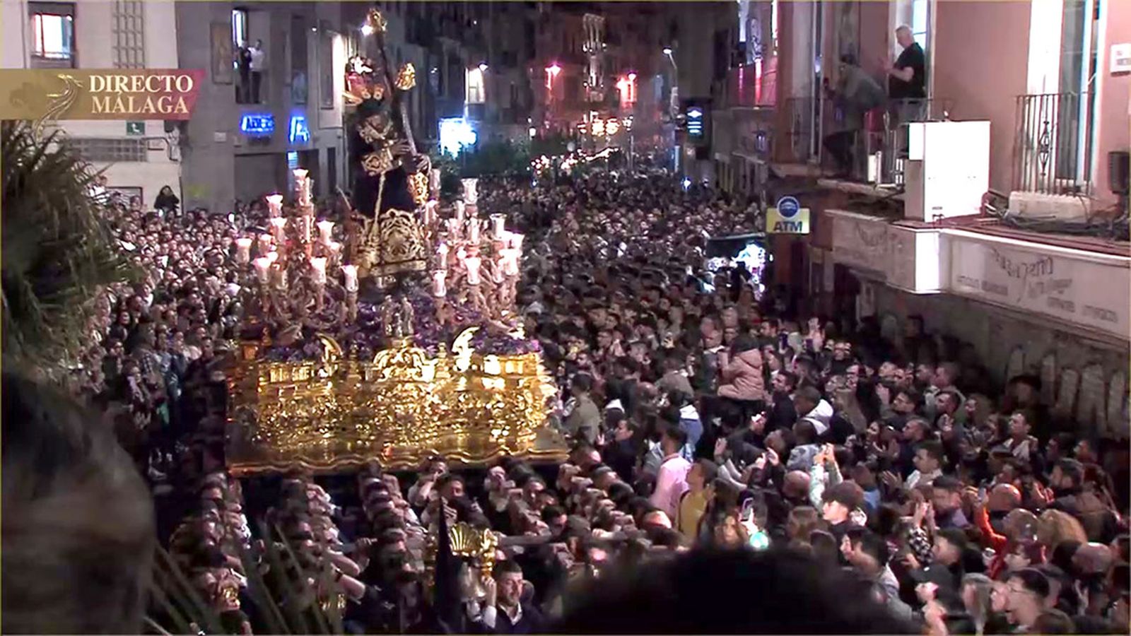 El Nazareno del Perdón baila ante la nueva tribuna de los pobres de Málaga