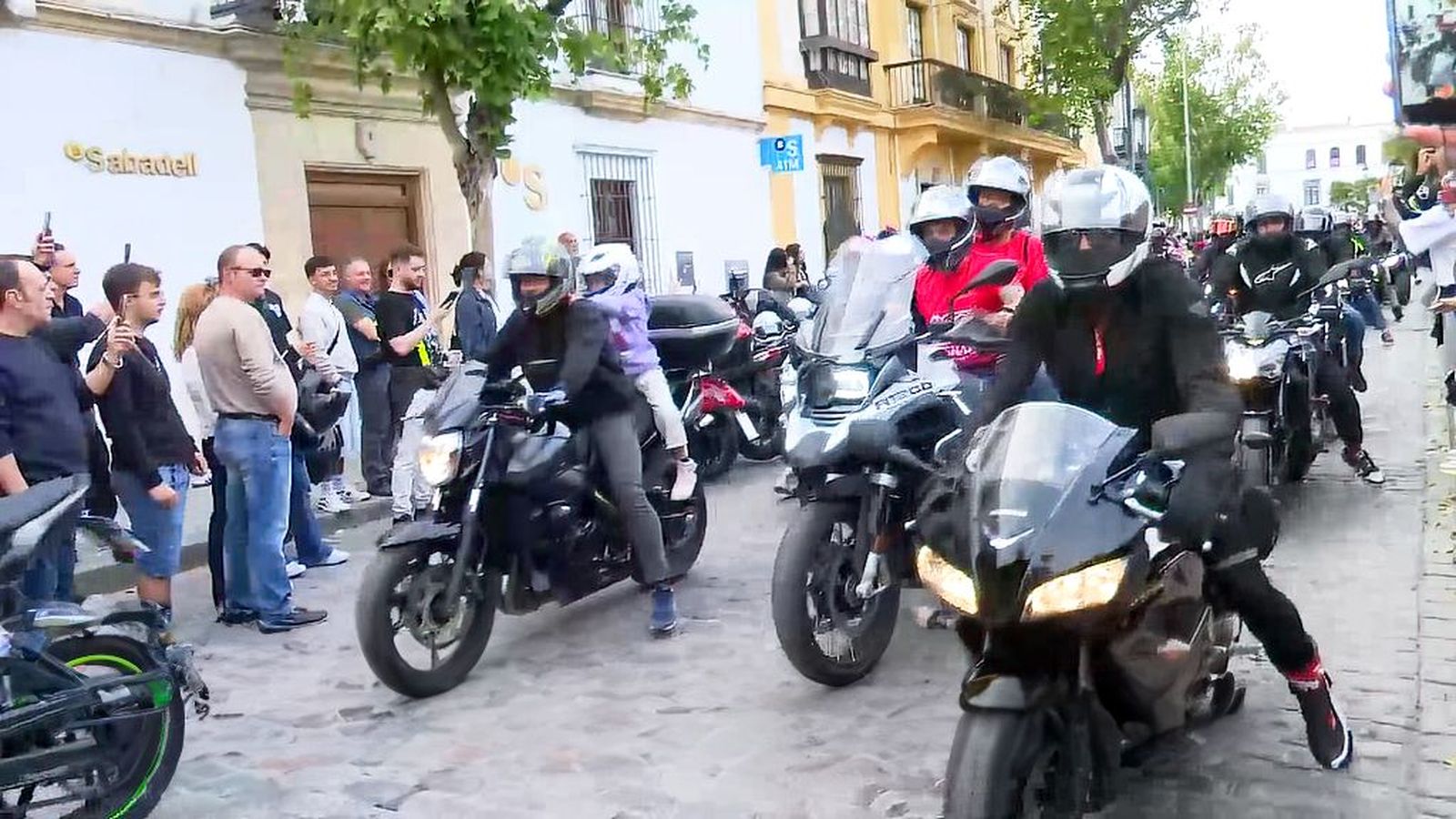 Jerez enciende la pasión motera con una caravana de 3.000 motoristas antes del Gran Premio