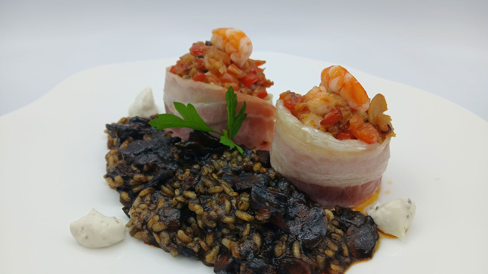 Cómetelo: Lubina rellena con langostinos y arroz negro