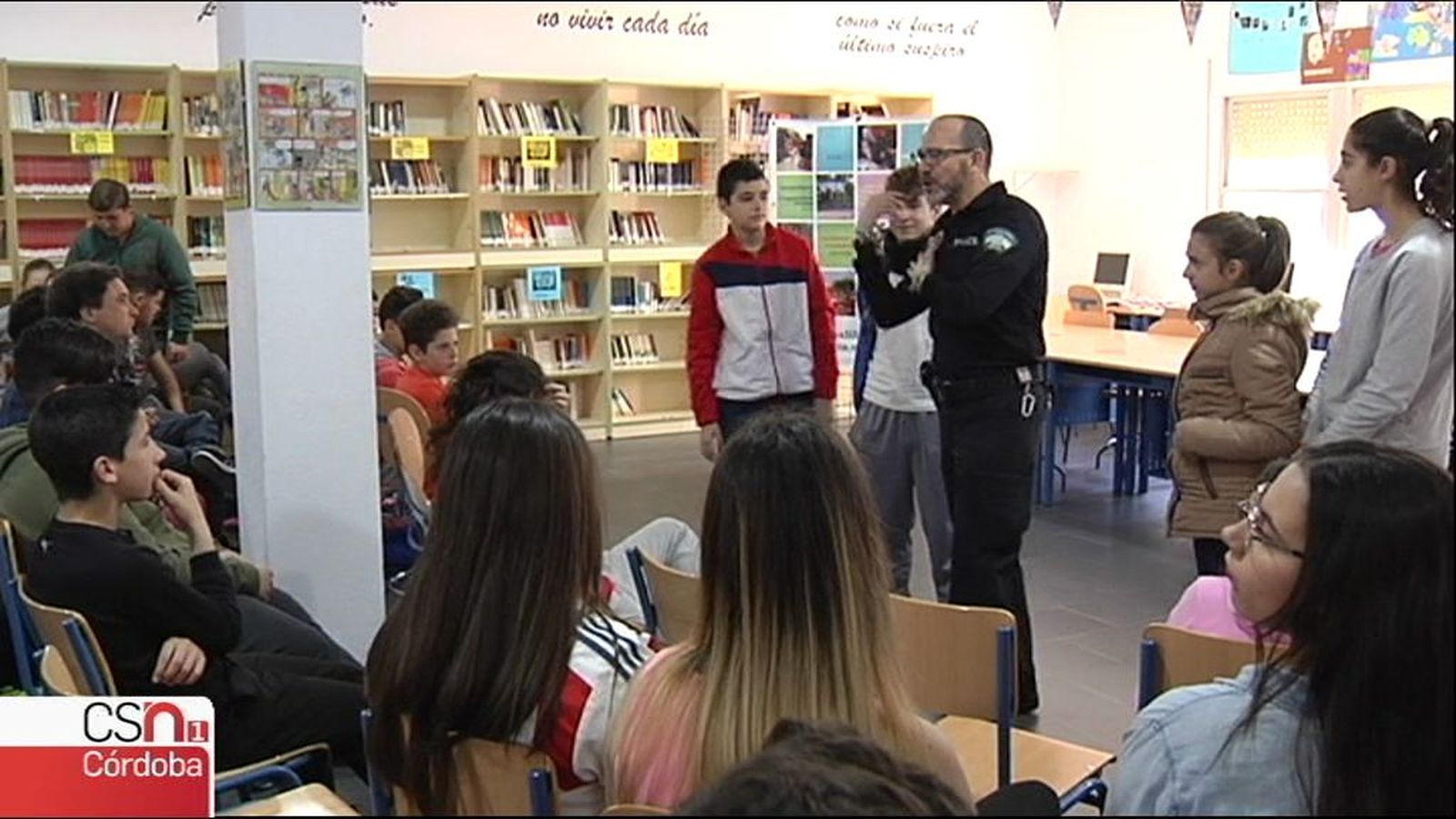 policía en colegio