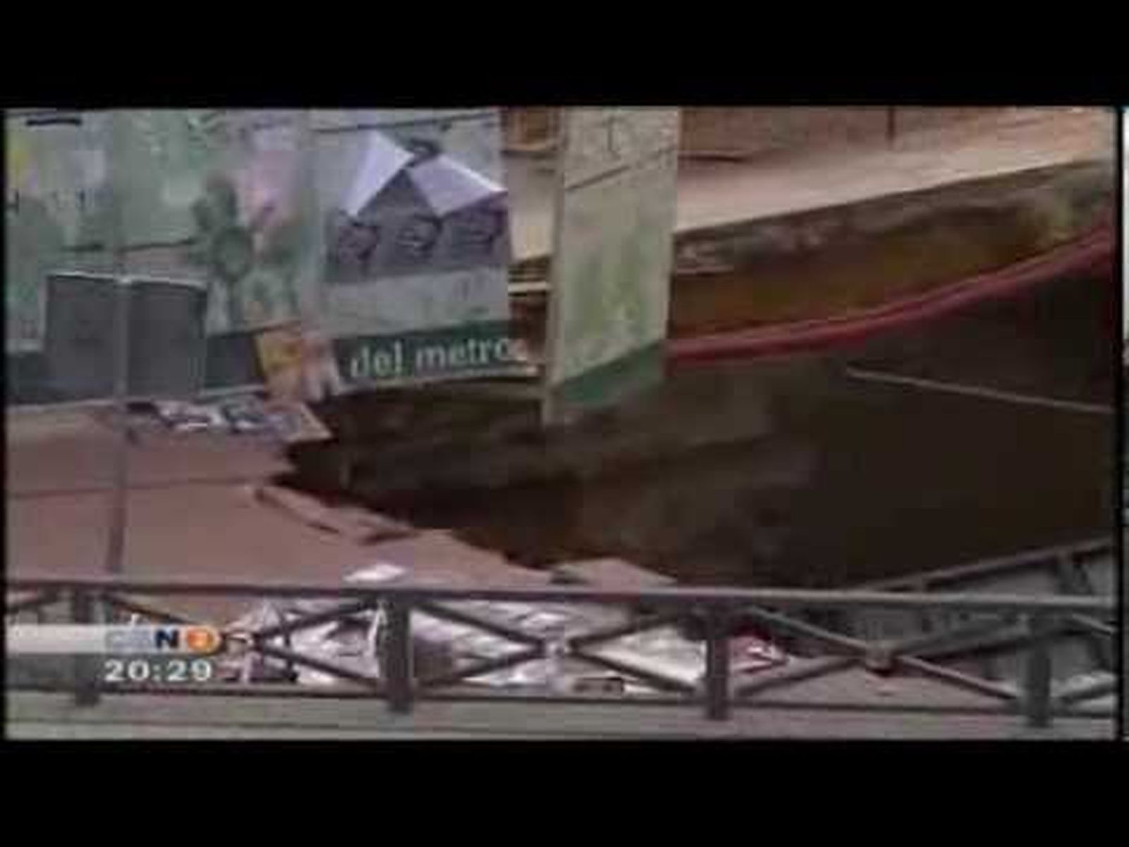 Un socavón por las obras del metro se traga un quiosco de prensa en Sevilla (2008)