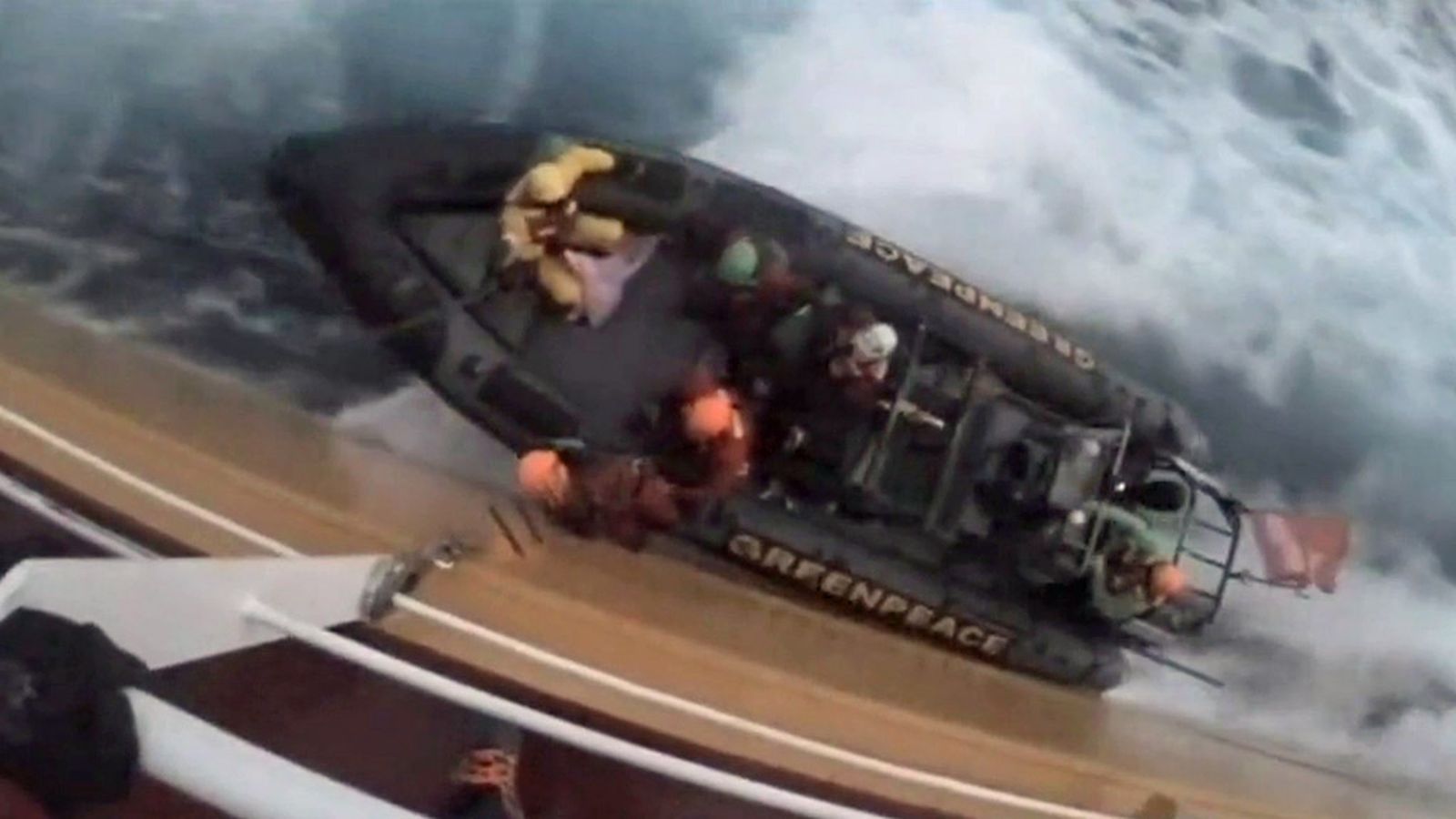 Greenpeace abordaje barco Cádiz