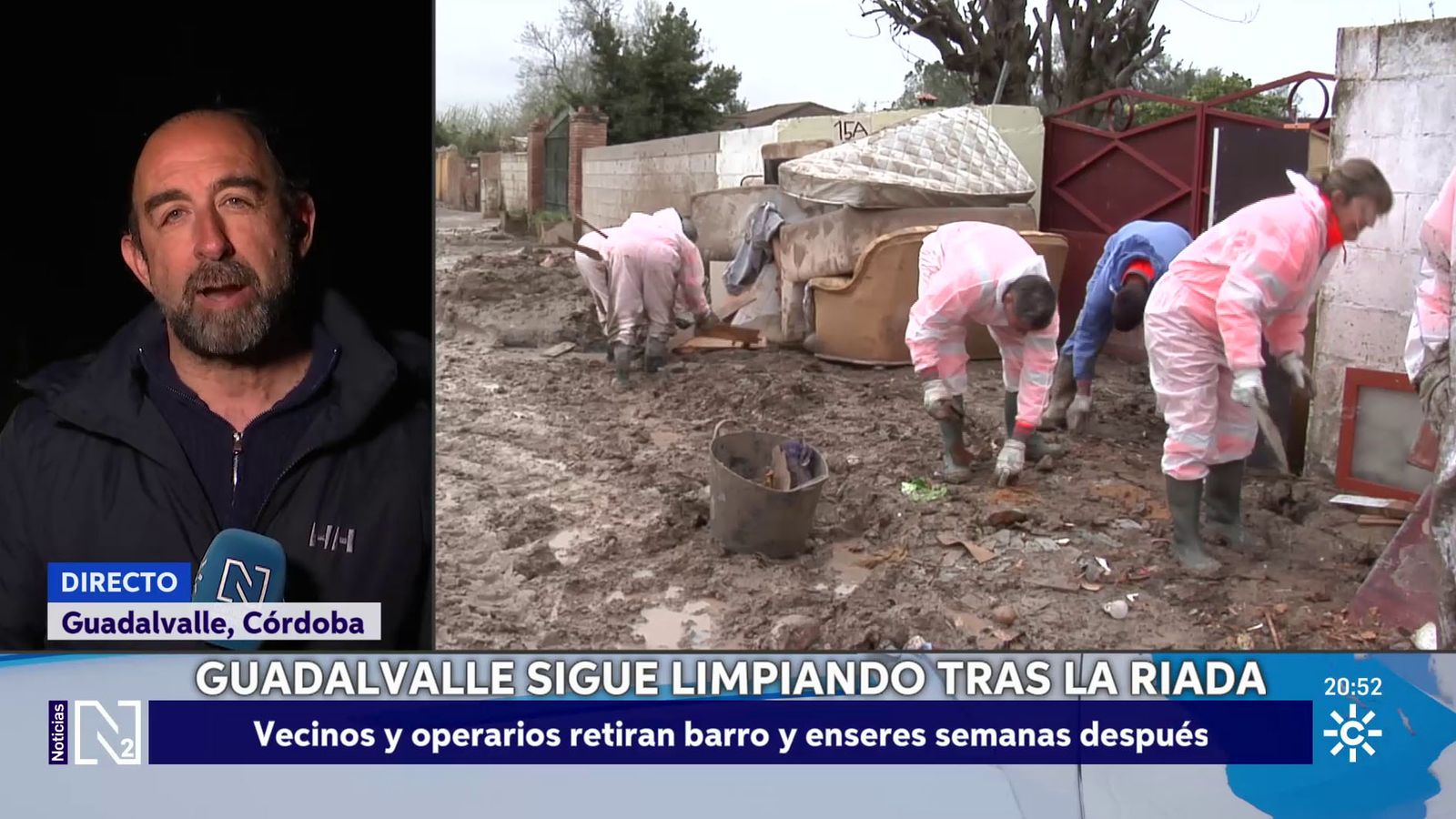 Los vecinos de Guadalvalle siguen limpiando barro